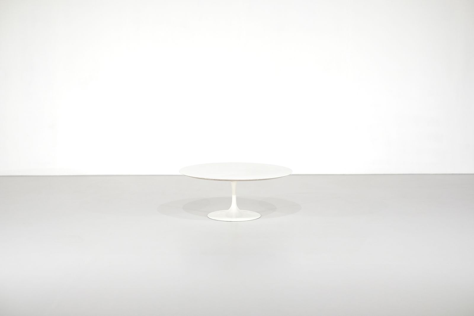 Coffee Table " Tulip " Laminated By Eero Saarinen For Knoll, USA. photo buy