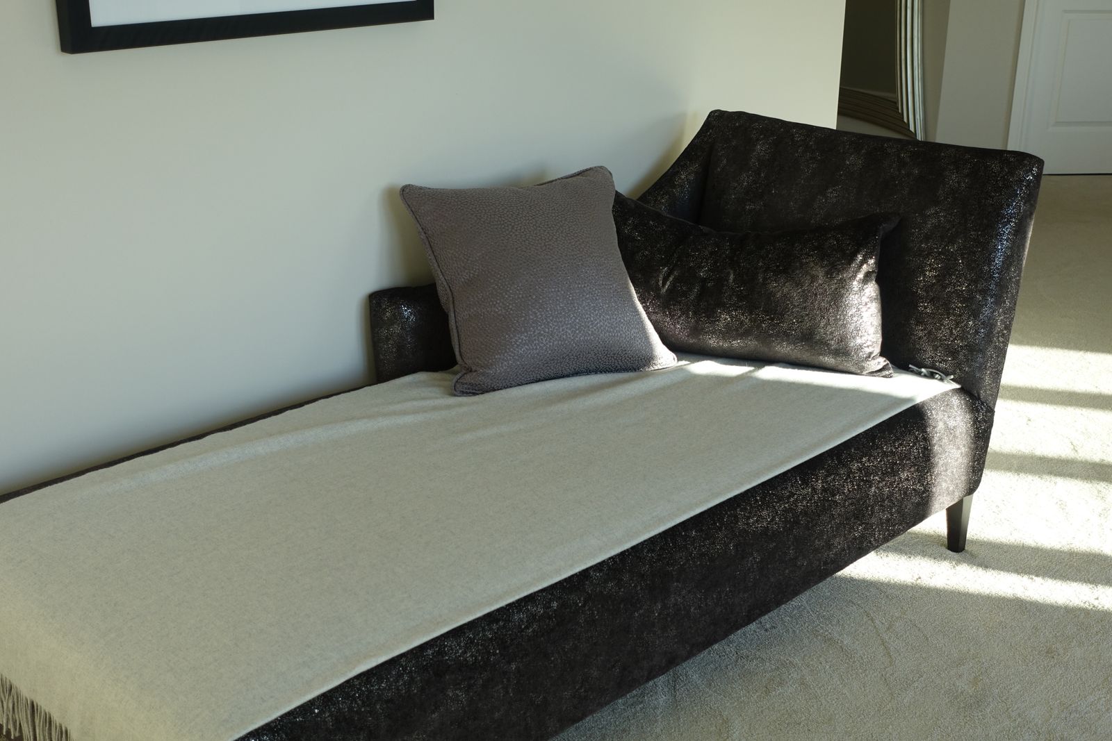 Elegant Upholstered Chaise Lounge / Daybed – Contemporary Classic, Excellent Condition photo Furniture