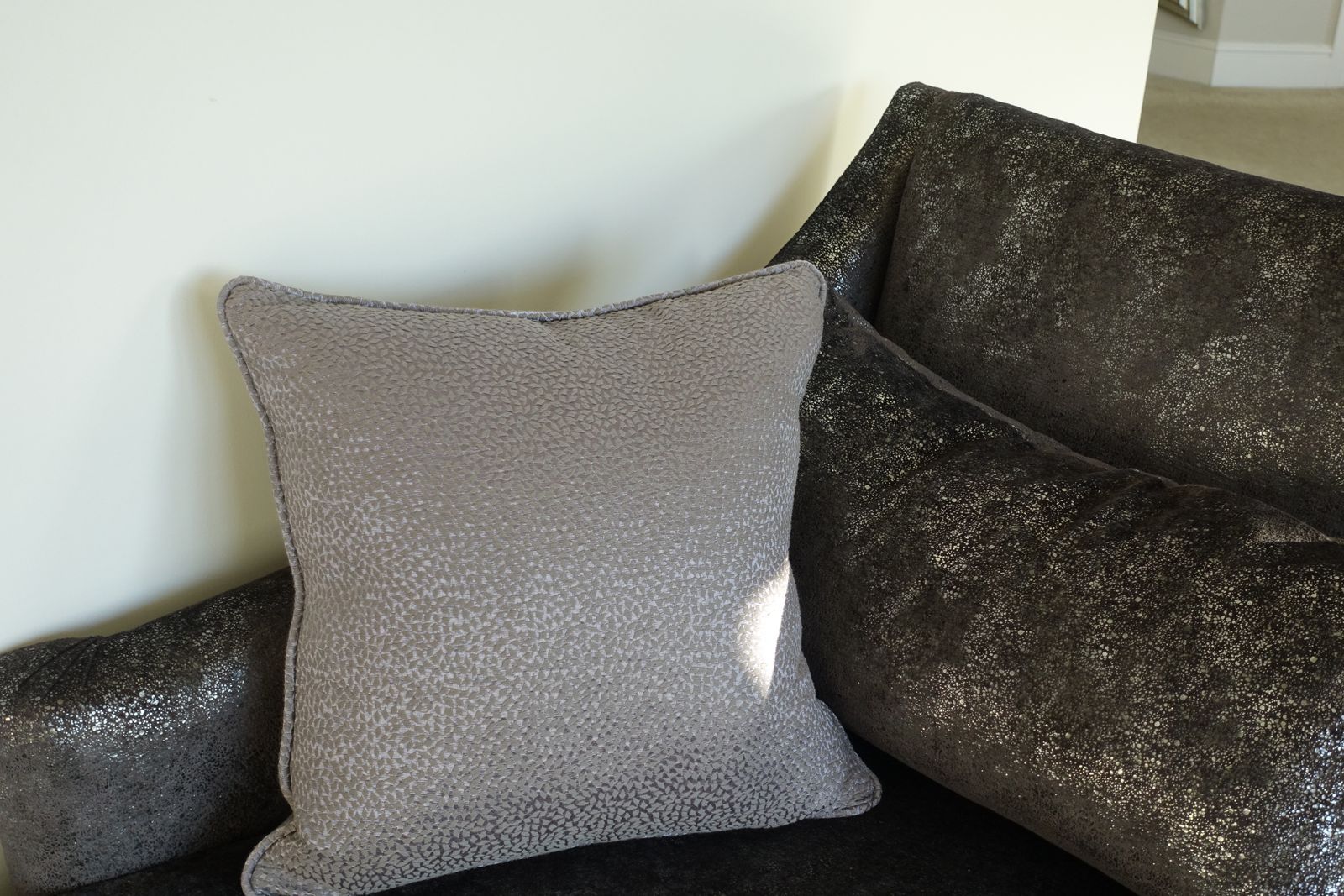 Elegant Upholstered Chaise Lounge / Daybed – Contemporary Classic, Excellent Condition photo vinterior