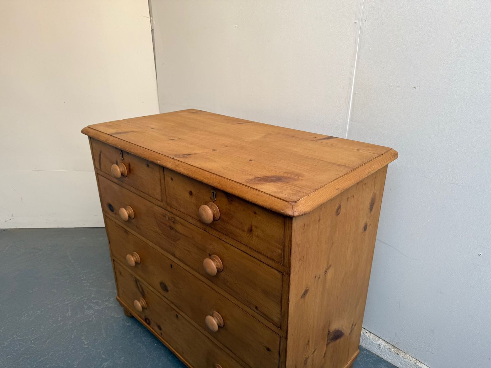 photo furniture A Superb Low Pine Victorian Waxed 5 Drawer Chest Of Drawers