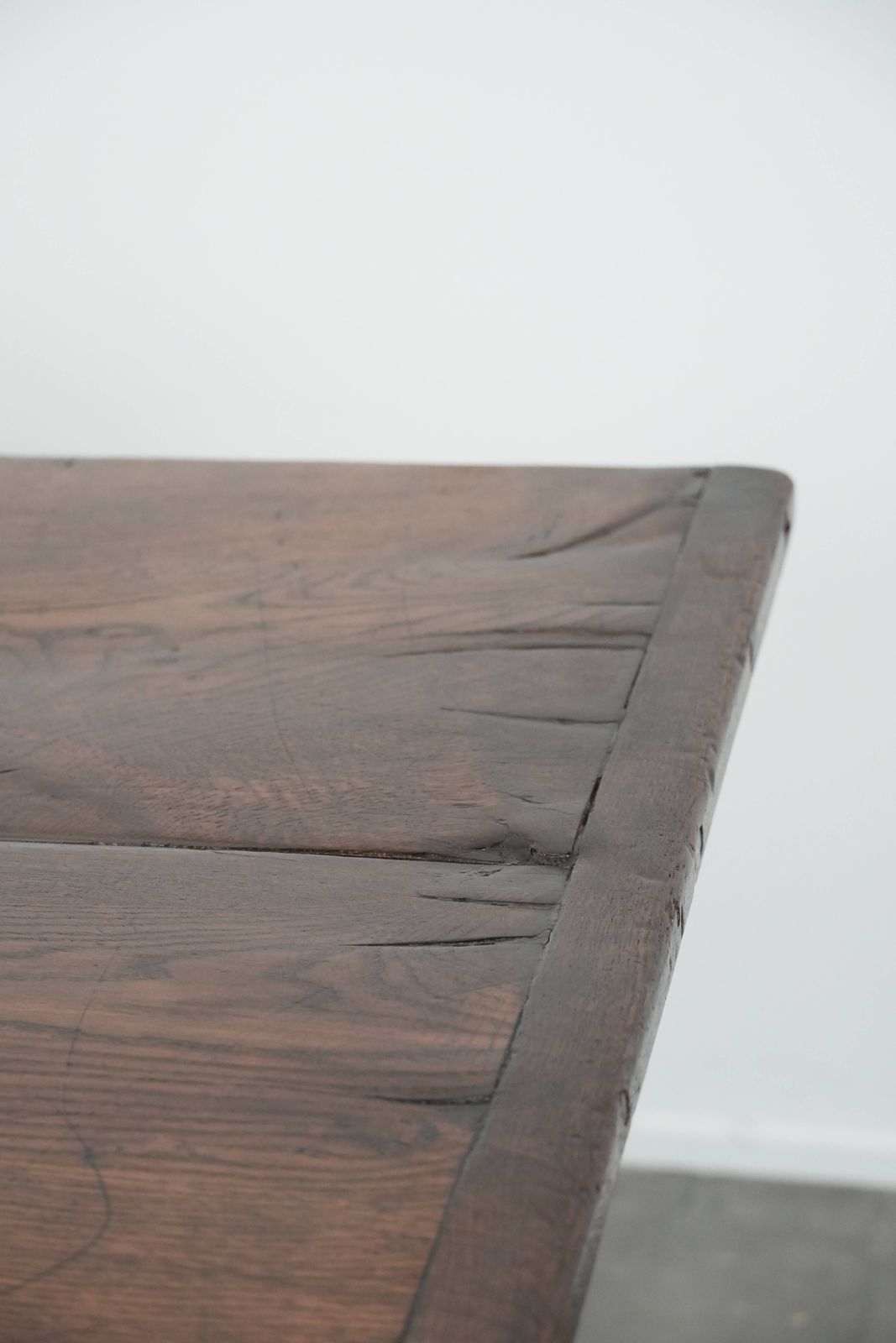 photo vintage Unique Antique Rural English Oak Dining Table From The Early 18th Century For 4 To 6 People With Beautiful Details And A Beautiful Patina