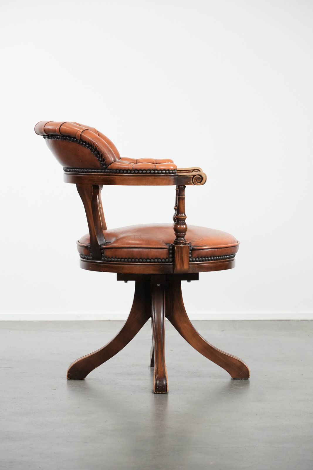 Klassieke Chesterfield Bureaustoel Van Koeienhuid En Hout Met Decoratieve Nagels In Engelse Stijl photo for sale