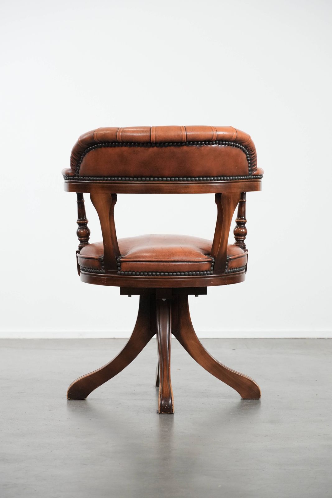 Klassieke Chesterfield Bureaustoel Van Koeienhuid En Hout Met Decoratieve Nagels In Engelse Stijl photo Meubels