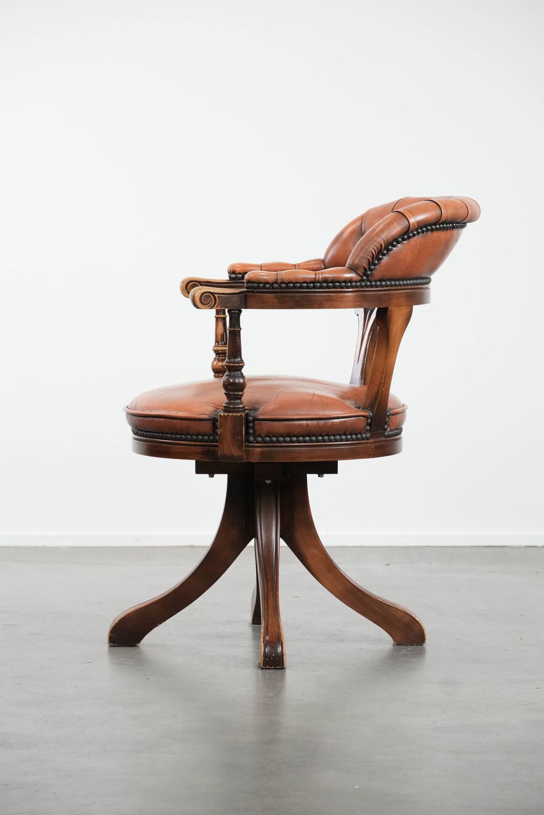 Classic And Timeless Cowhide And Wooden Chesterfield Office Chair Finished With Decorative Nails In English Style photo 592.0