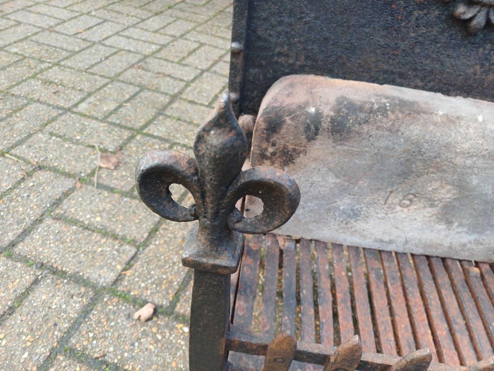 Large Heavy 1920s Cast Iron Fireplace Inset Heavy Antique Fire Basket Art Nouveau Style Original Patina Period Hearth photo vinterior