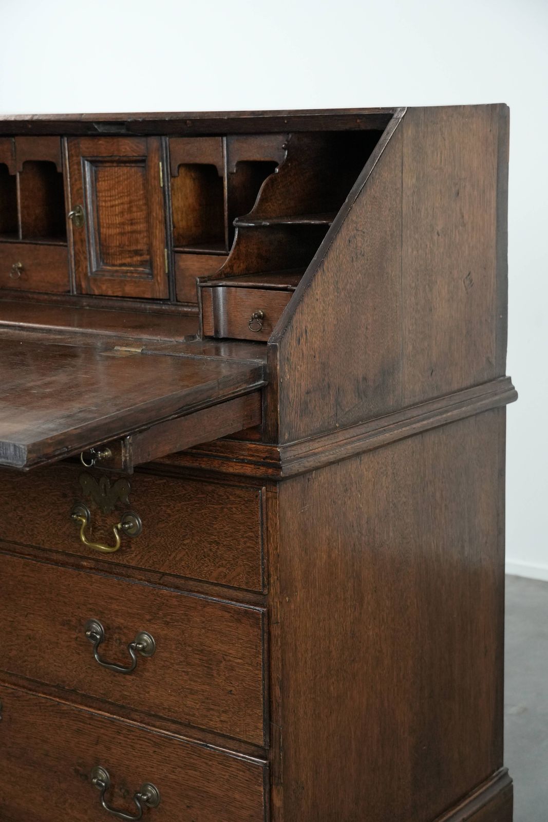 photo furniture Grote Antieke 18e Eeuwse Engelse Eiken Ladekast/Bureau/Ladekast Met Geheime Vakken En Getrapt Interieur