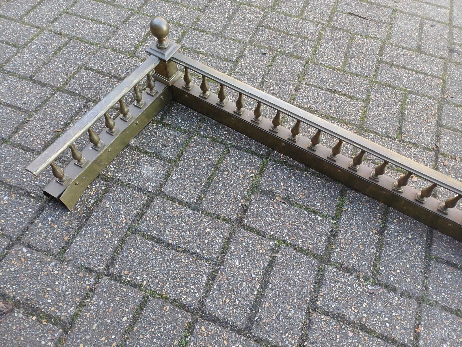 photo vintage Massive Solid 20kg Antique Brass Fireplace Fender Deep Hearth Guard With Turned Spindle Balustrade, Stepped Plinth Base