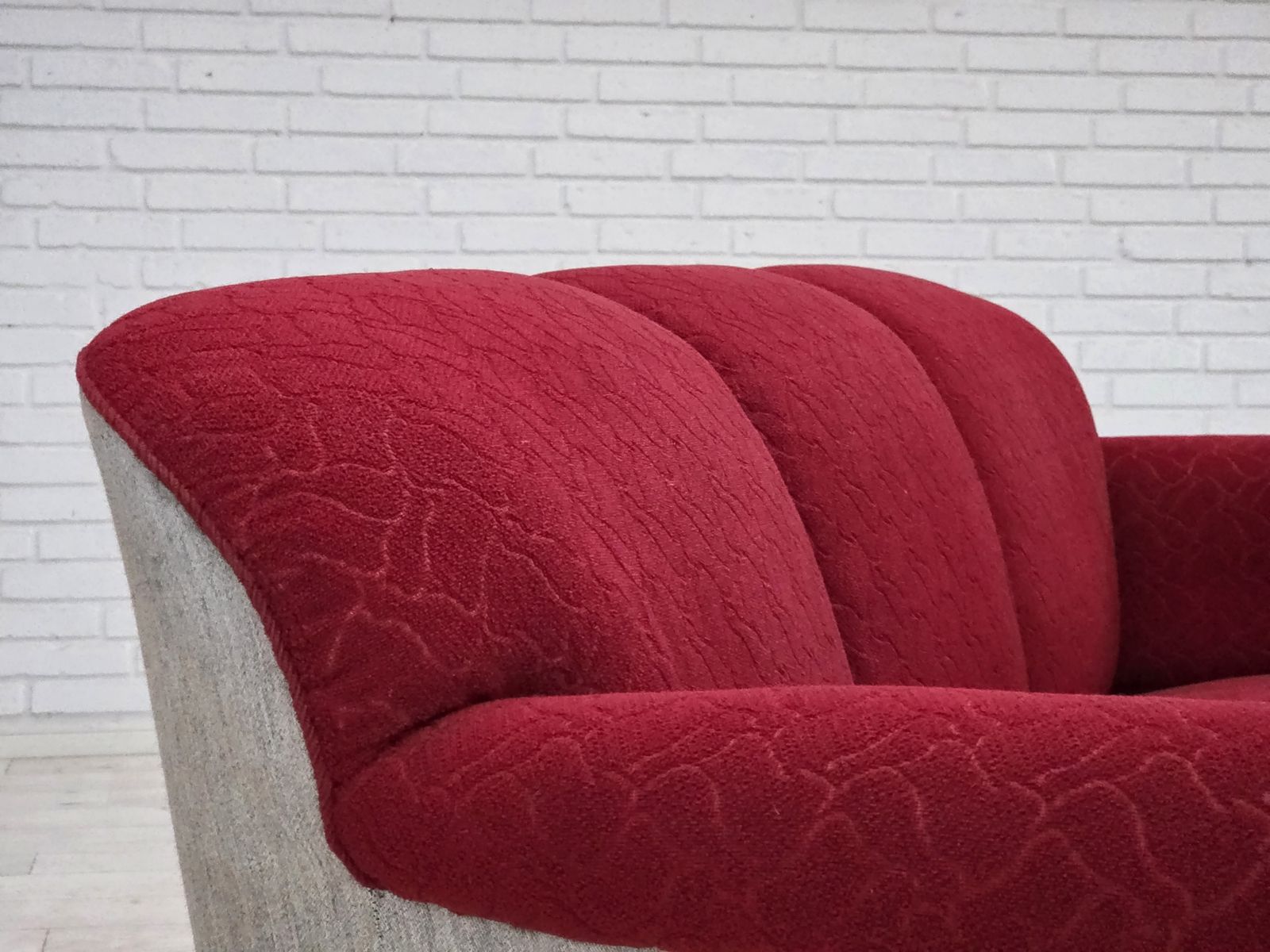 photo vintage 1950s, Danish 3 Seater Sofa, Red And Light Grey Furniture Wool, Carved Oak Wood.