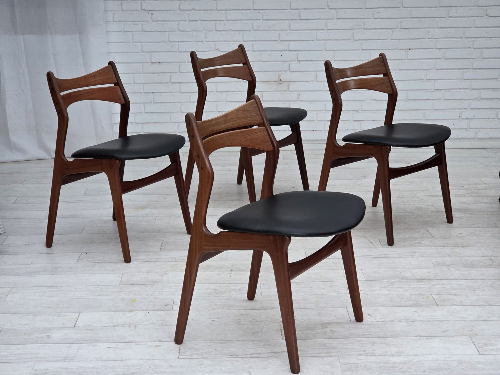 Ca. Jaren 1960, Set Van 4 Opnieuw Beklede Deense Eetkamerstoelen, Ontwerp Van Erik Buck, Model 310. photo buy