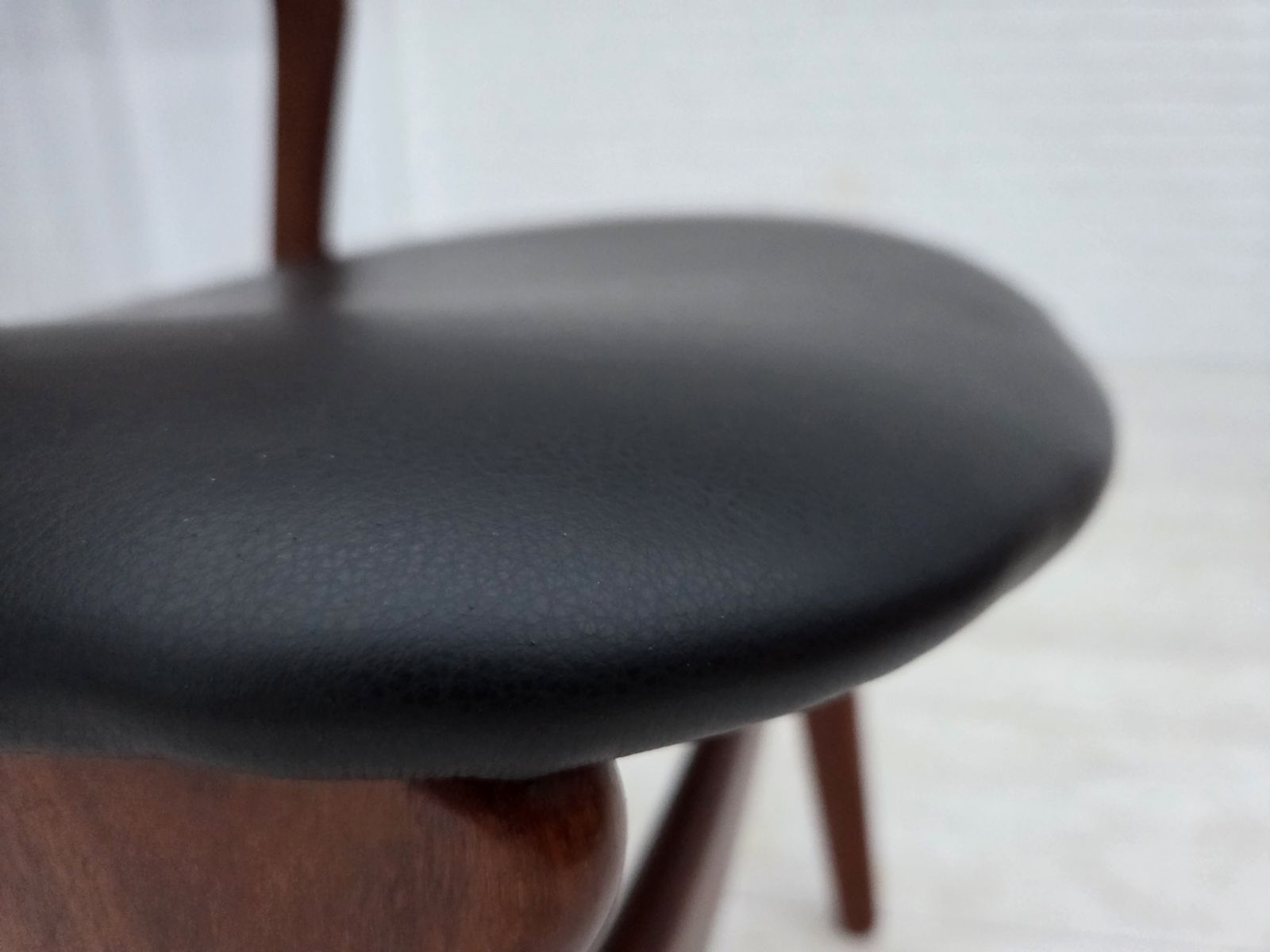 1890.0 Ca. Jaren 1960, Set Van 4 Opnieuw Beklede Deense Eetkamerstoelen, Ontwerp Van Erik Buck, Model 310. photo