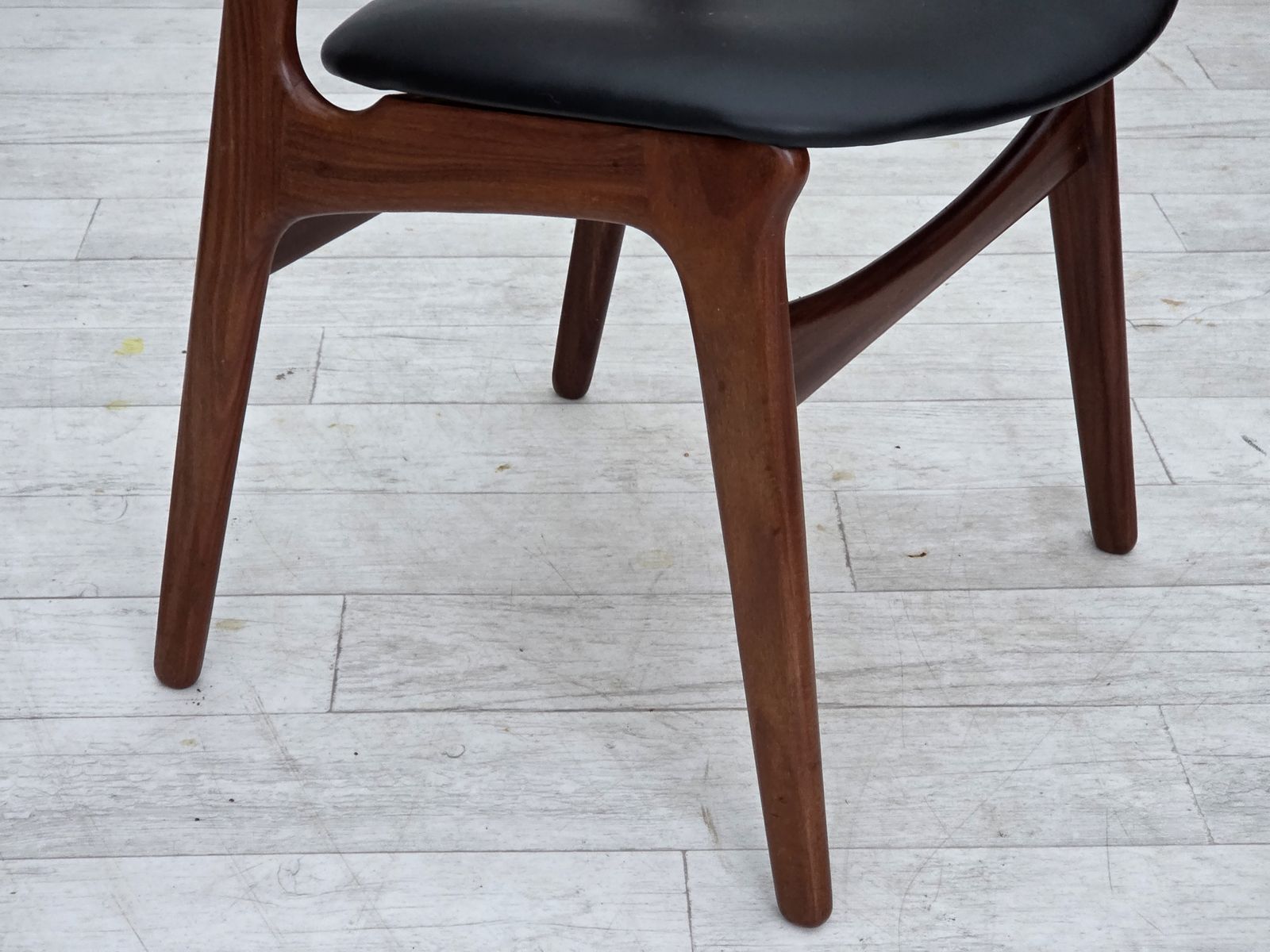 photo buy Ca. Jaren 1960, Set Van 4 Opnieuw Beklede Deense Eetkamerstoelen, Ontwerp Van Erik Buck, Model 310.