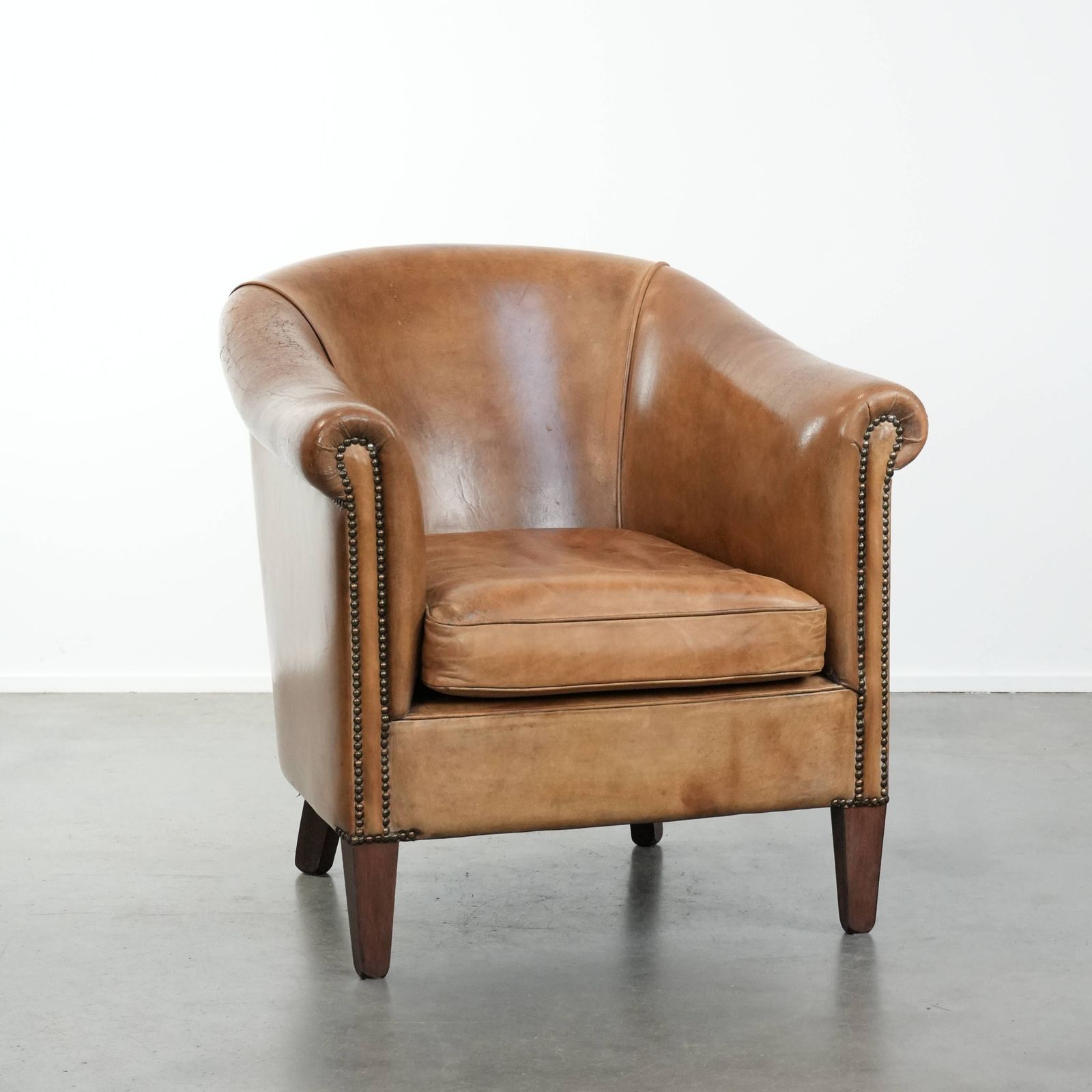 Karaktervolle Club Fauteuil Van Schapenleer In Mooie Lichtcognac Tinten