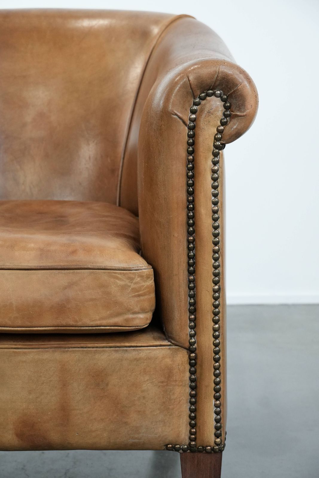 photo furniture Karaktervolle Club Fauteuil Van Schapenleer In Mooie Lichtcognac Tinten
