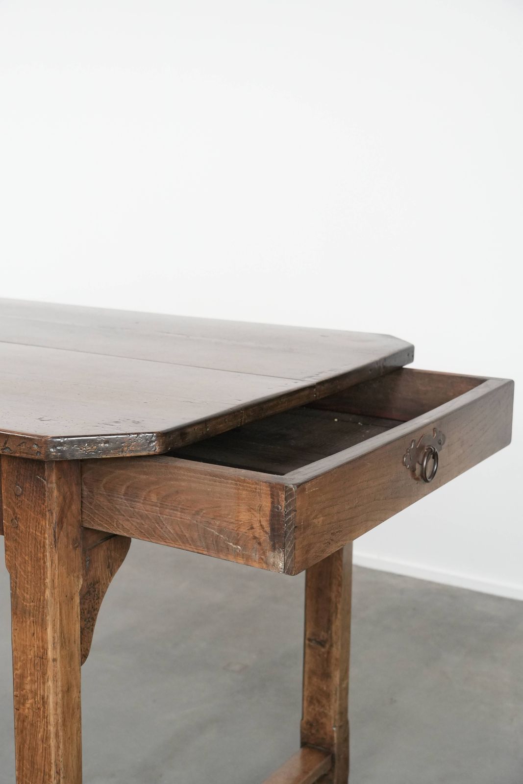 photo furniture Antieke Franse Eettafel Voor 4 Tot 6 Personen, Eind 18e/Begin 19e Eeuw, Met Eikenhouten Blad, Een Lade En Een Uitschuifbare Broodplank