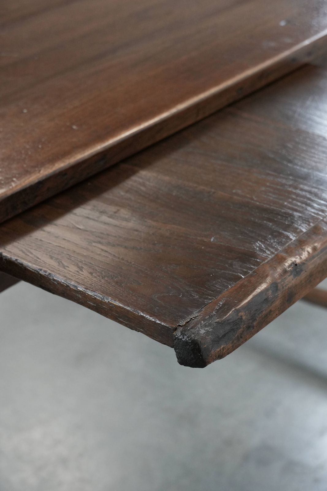 photo vintage Antieke Franse Eettafel Voor 4 Tot 6 Personen, Eind 18e/Begin 19e Eeuw, Met Eikenhouten Blad, Een Lade En Een Uitschuifbare Broodplank