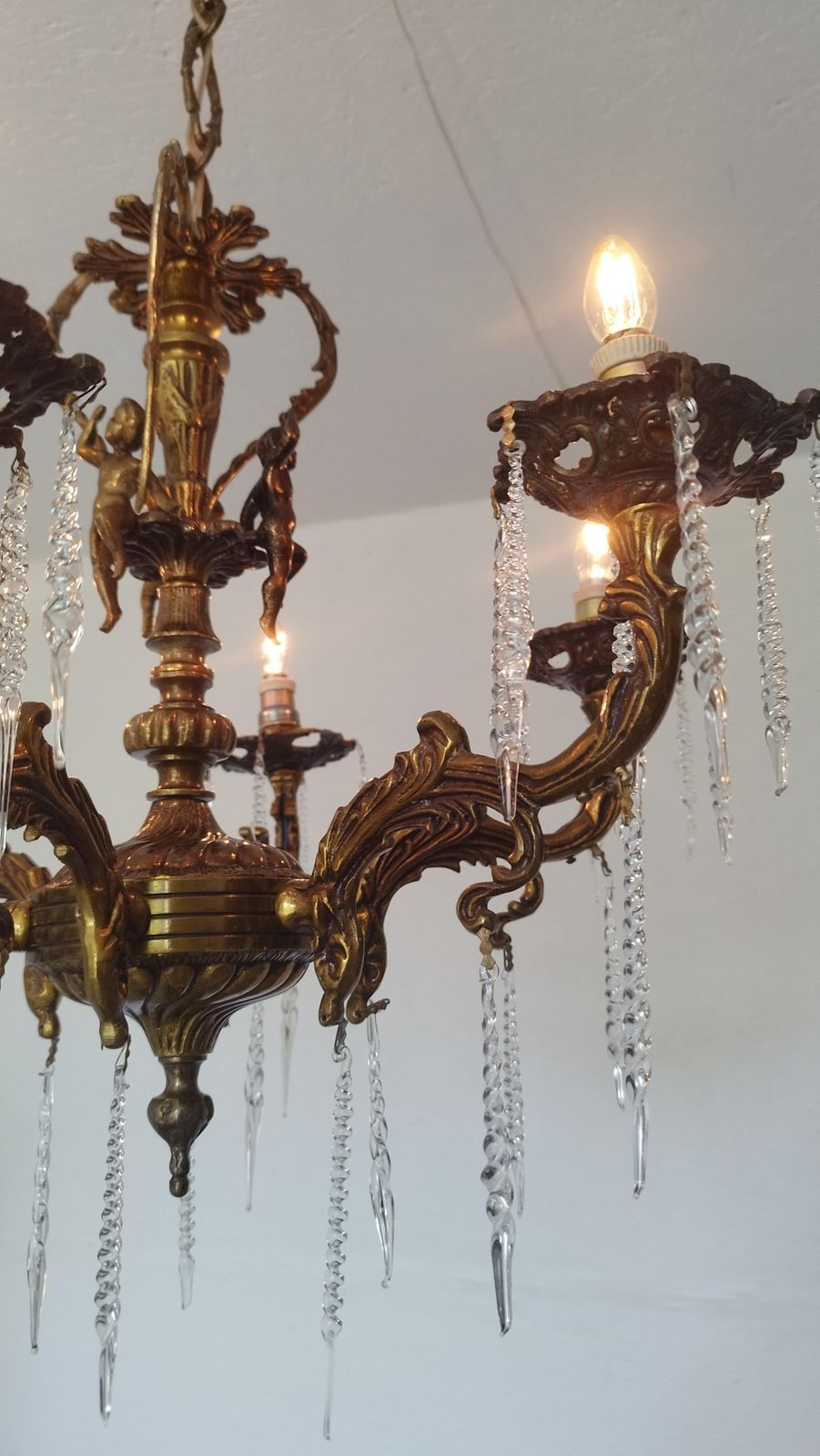 photo vinterior 1970s Vintage Solid Bronze Rococo Cherub Chandelier 6 Light Putti Centerpiece Hollywood Regency
