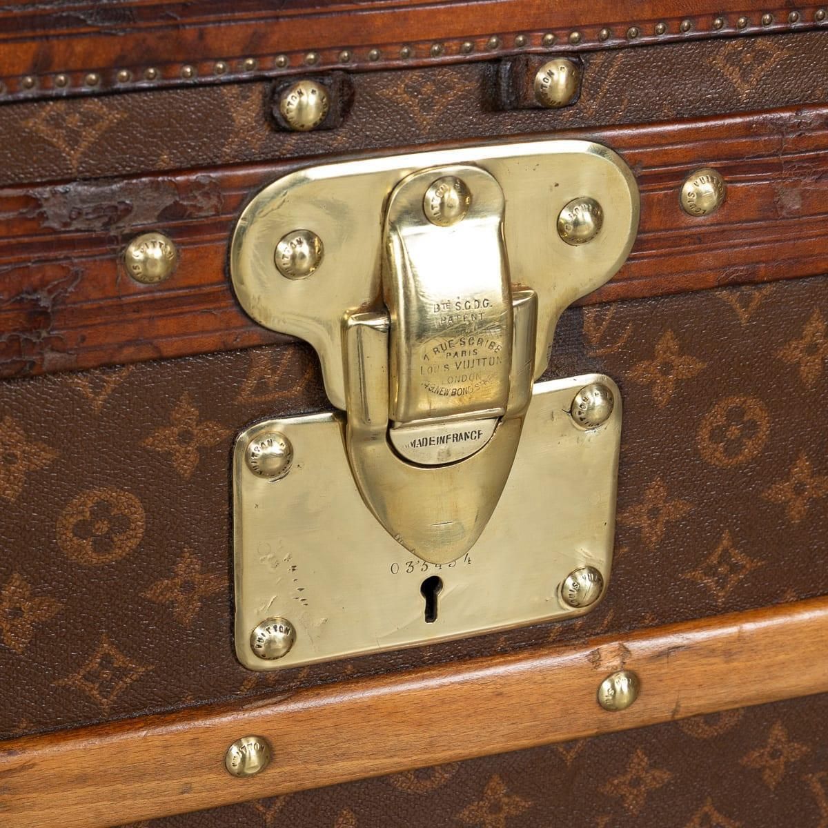 photo vintage Antique 20th Century Louis Vuitton Trunk In Monogram Canvas, France C.1920