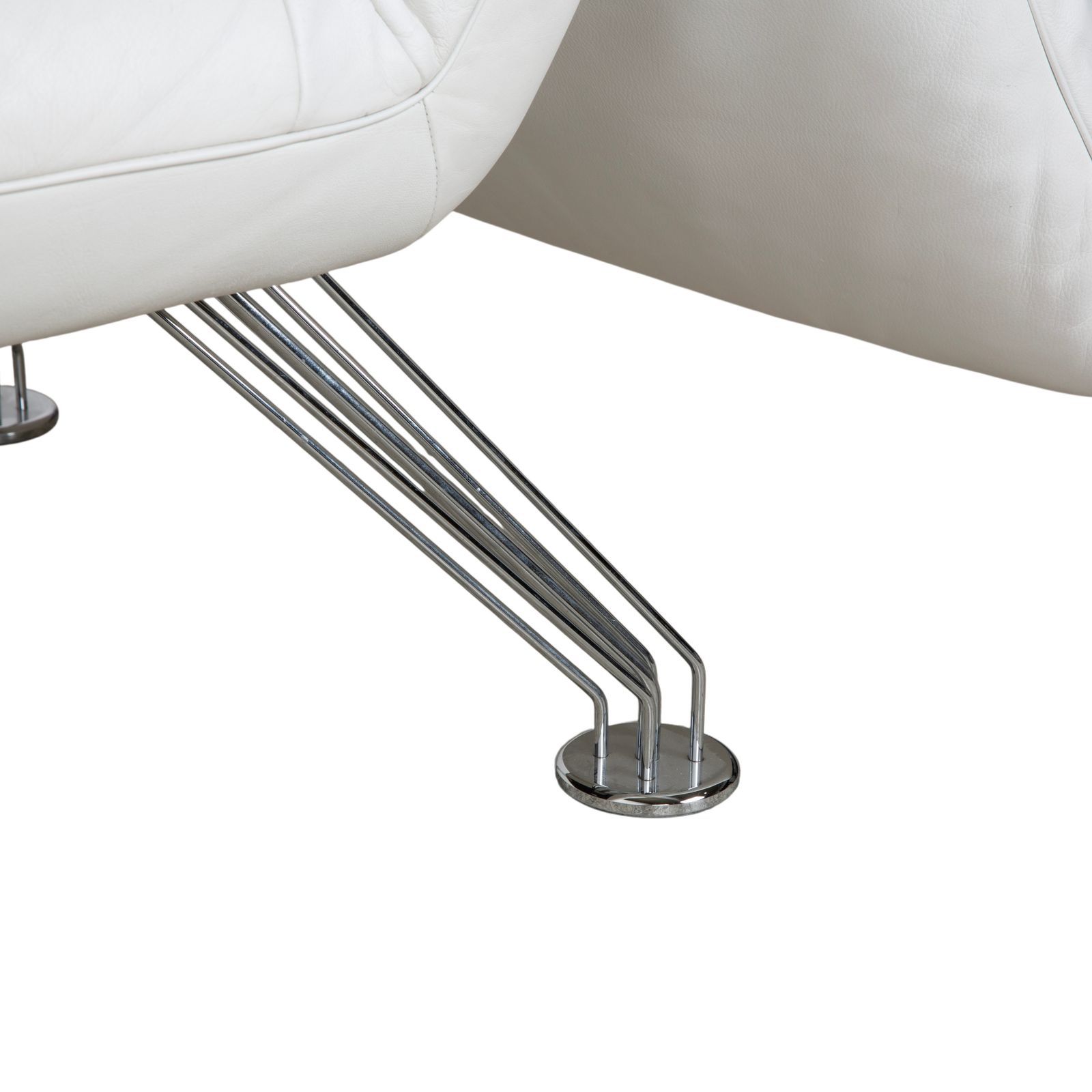 photo for sale De Sede DS 142 Wing, fauteuil en cuir blanc, pieds chromés, fonction manuelle