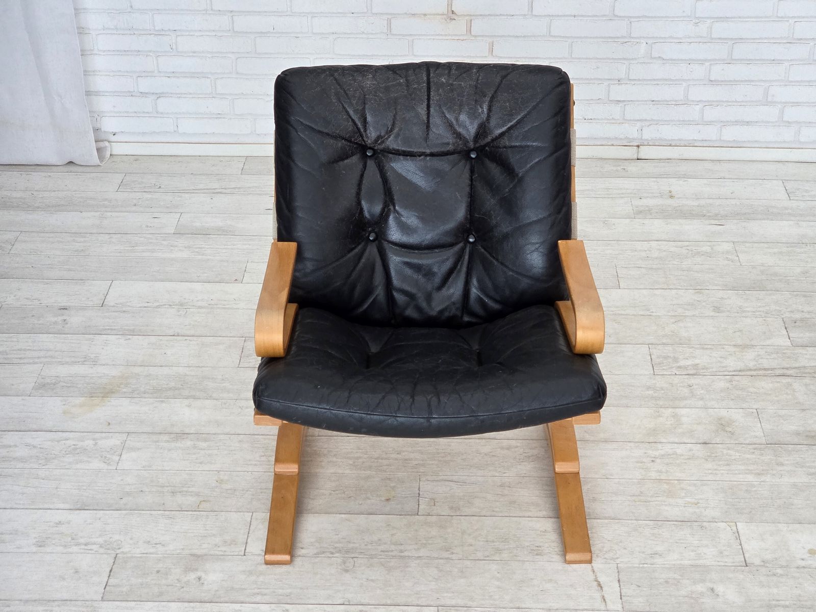photo vintage 1970s, Norwegian Design, Armchair Model "Kengu", Leather, Bent Wood.