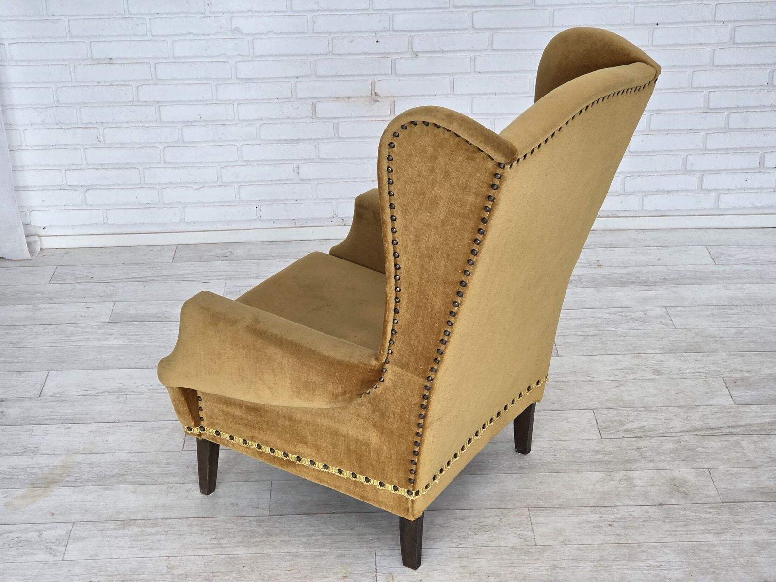 photo furniture Ca. Jaren 1970, Deense Fauteuil Met Hoge Rug, Meubelvelours, Eikenhouten Poten.
