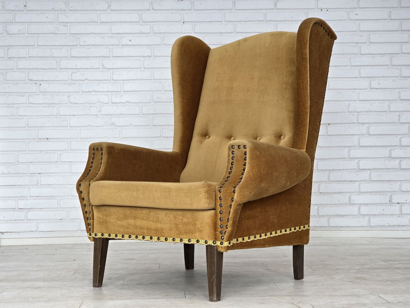 photo vinterior Ca. Jaren 1970, Deense Fauteuil Met Hoge Rug, Meubelvelours, Eikenhouten Poten.