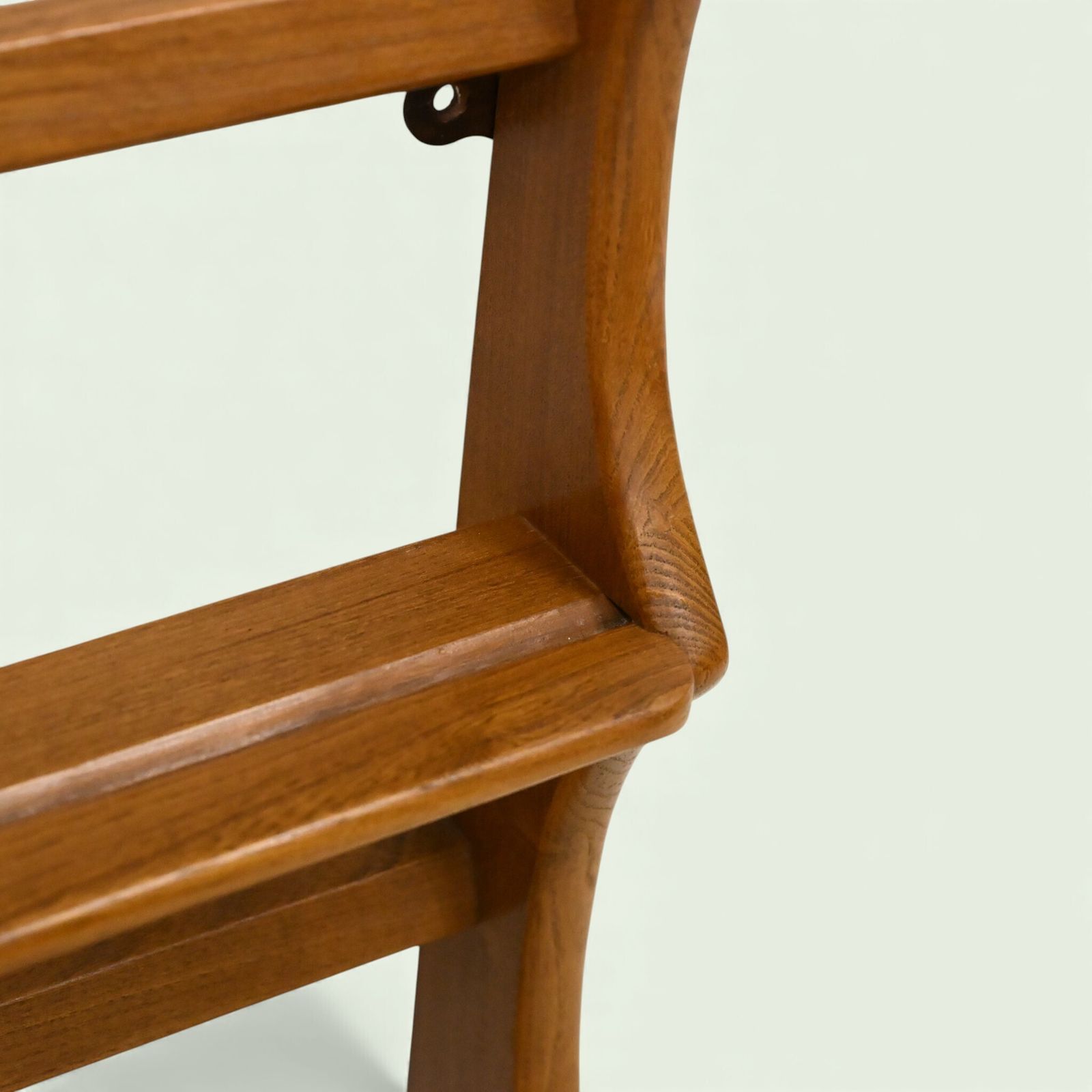 photo furniture Ercol Hanging Plate Rack Model 268 Light Finish With Fixings Free* Uk Delivery