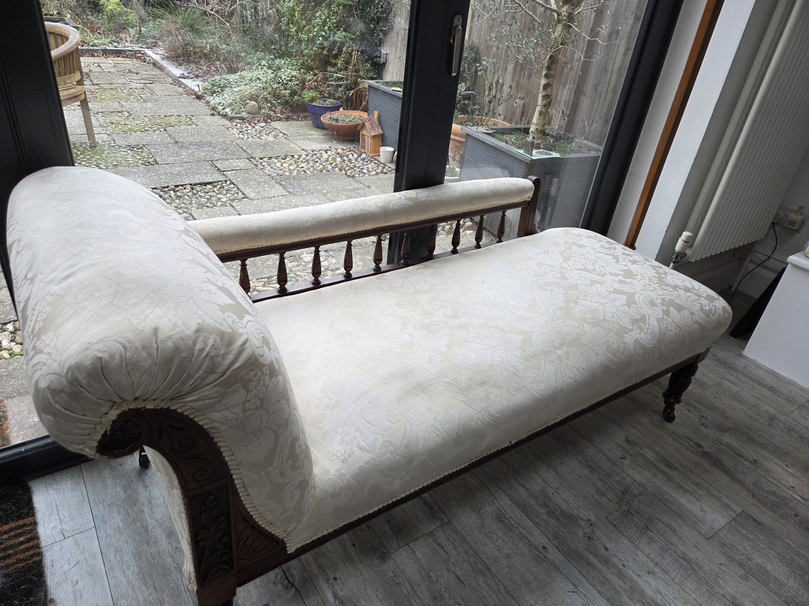 Edwardian Chaise Lounge With Cream Damask Fabric photo 600.0