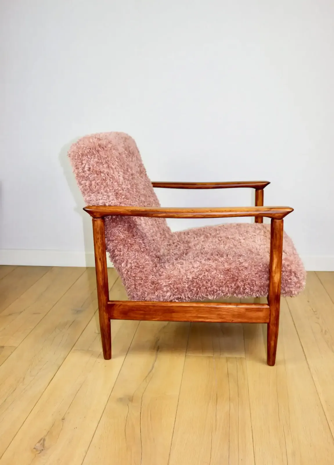 photo furniture Gfm 142 Armchair Designed By Edmund Homa From The 1970s, Pink Long Hair