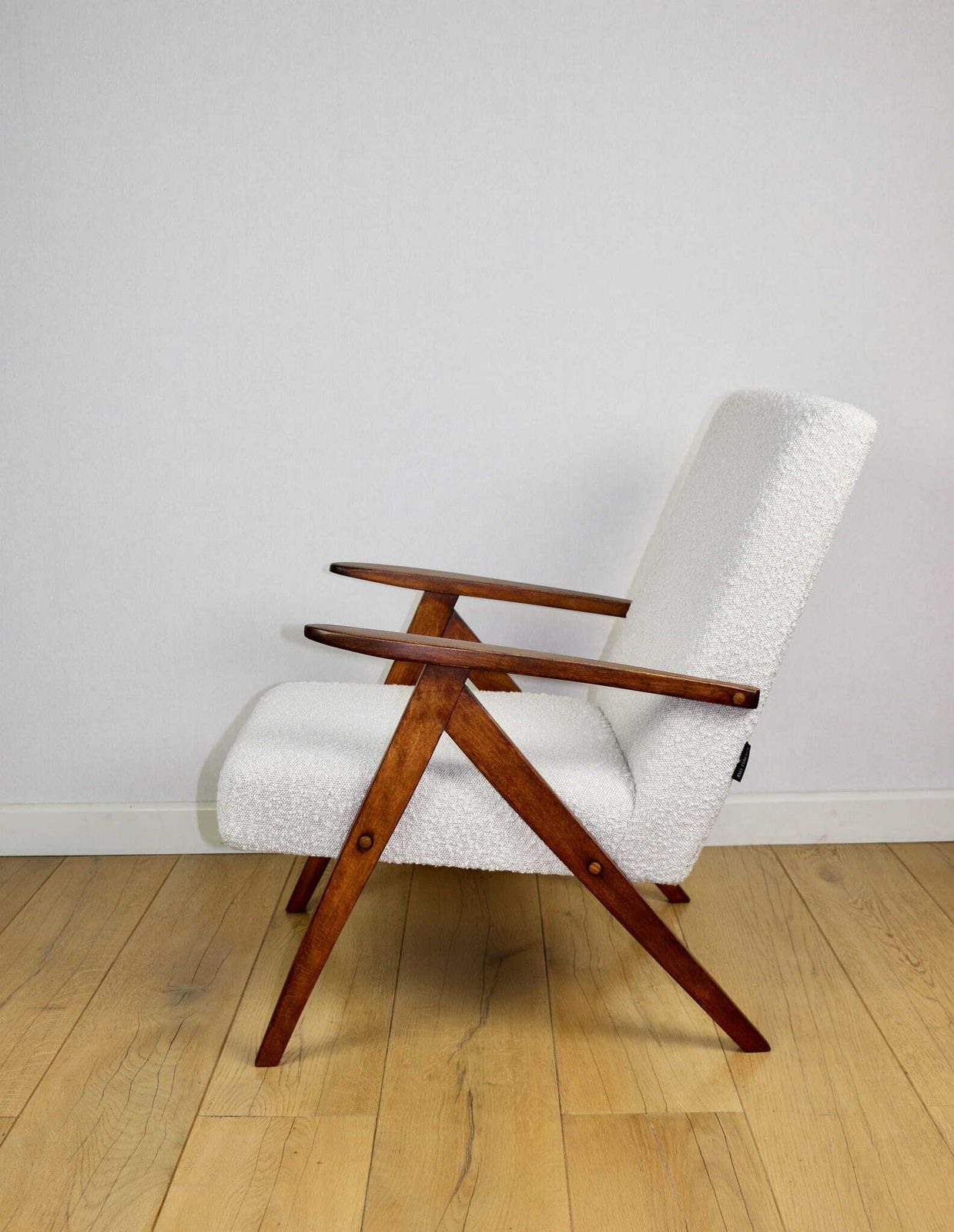 Vintage B 310 Var Armchair, White Bouclé Structured 1970s Brown Wood photo vinterior