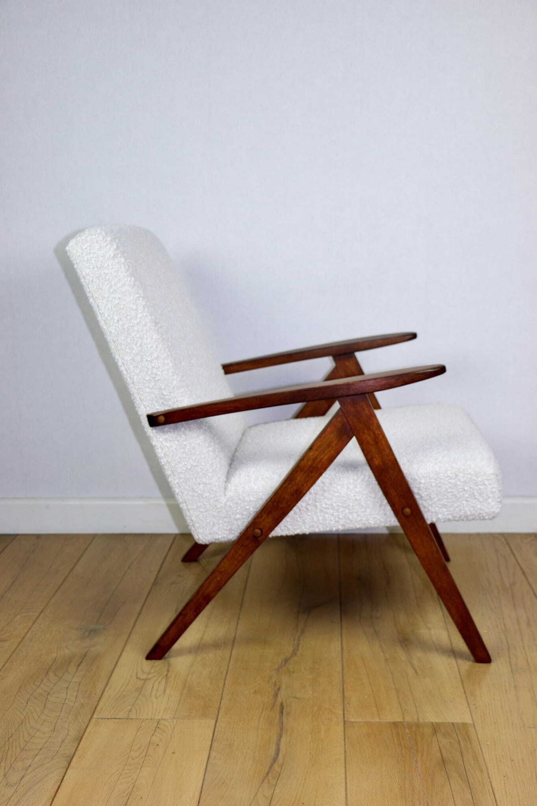 photo for sale Vintage B 310 Var Armchair, White Bouclé Structured 1970s Brown Wood