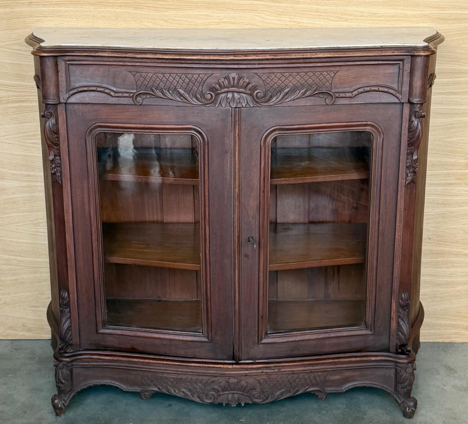 Buffet de style Louis XV en bois de cerisier, 2 portes vitrées, tiroir et plateau en marbre, fin du XIXe siècle photo for sale