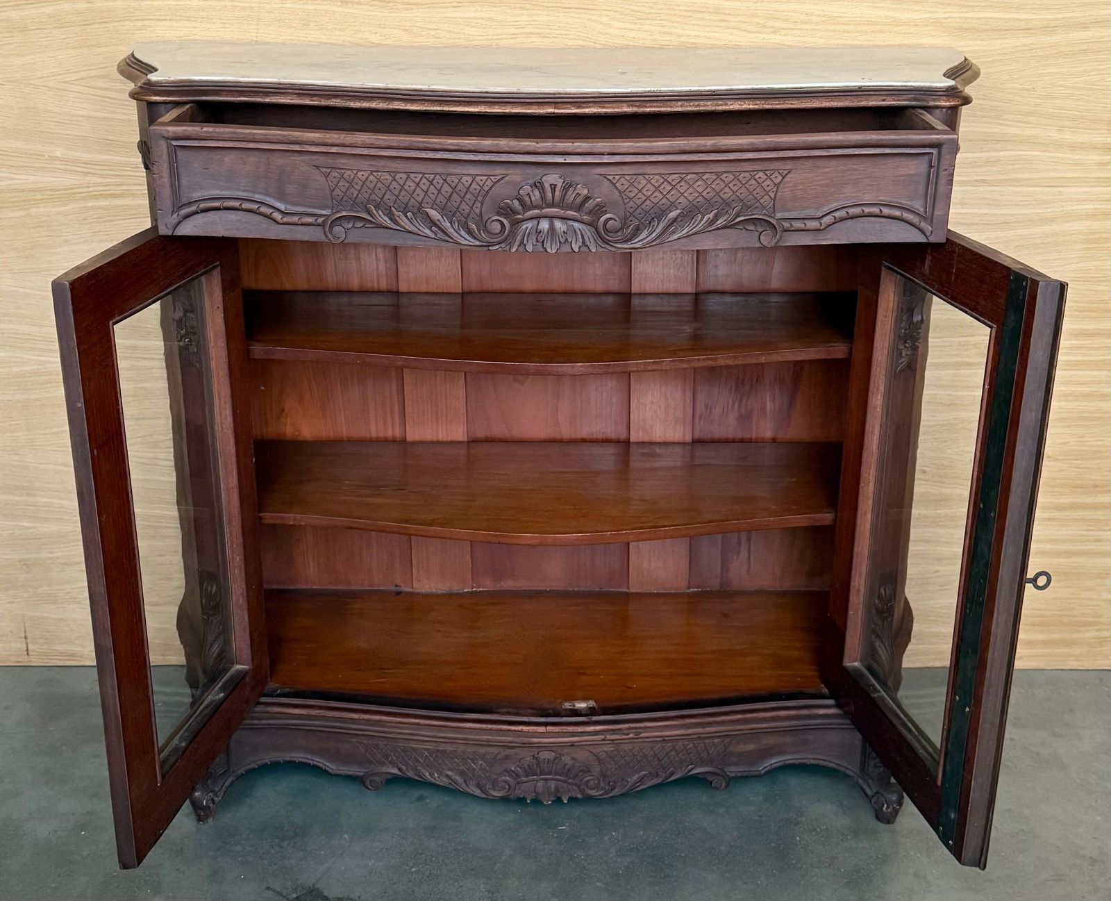 Buffet de style Louis XV en bois de cerisier, 2 portes vitrées, tiroir et plateau en marbre, fin du XIXe siècle photo 2448.0