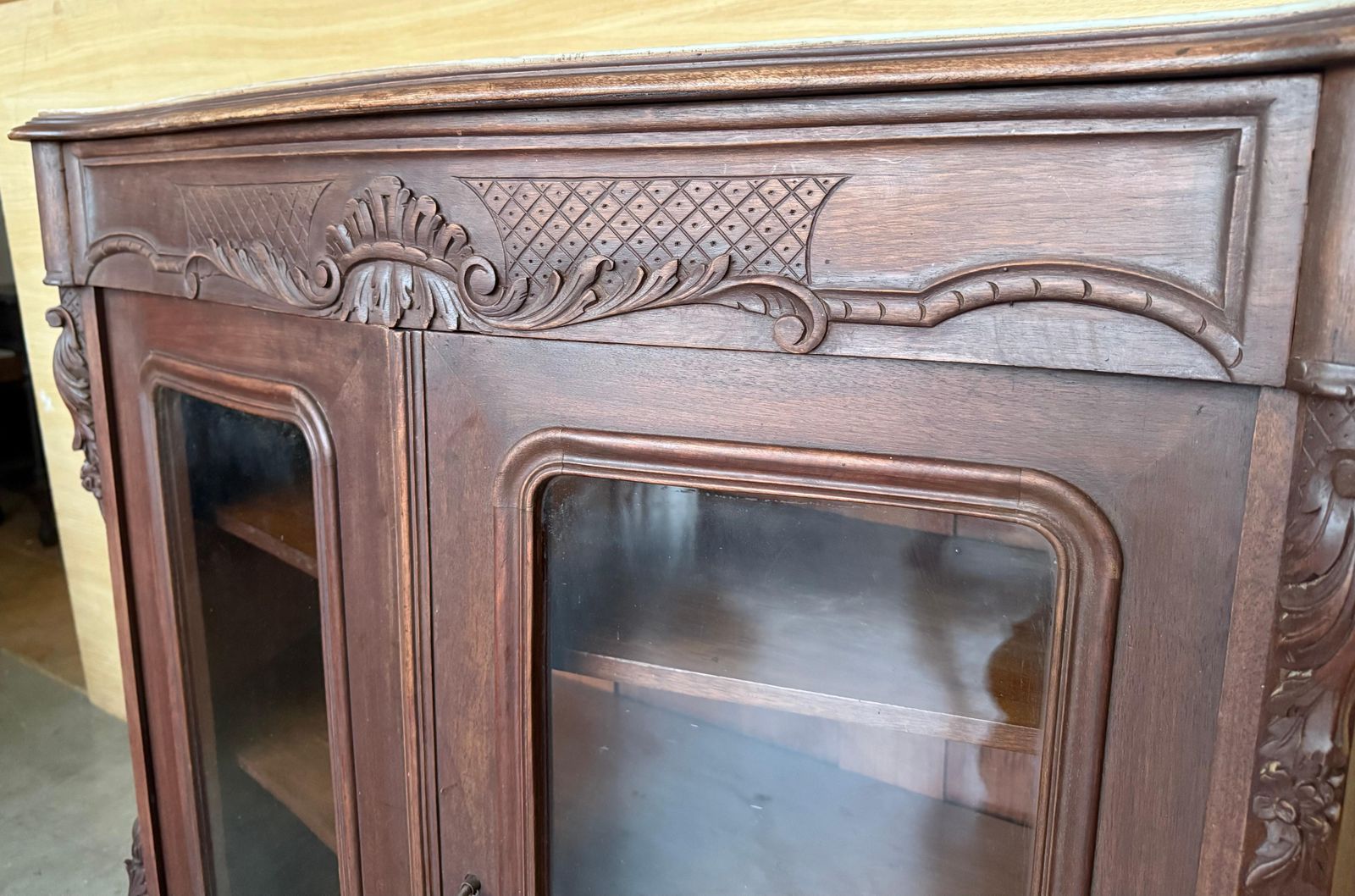 Buffet de style Louis XV en bois de cerisier, 2 portes vitrées, tiroir et plateau en marbre, fin du XIXe siècle photo buy
