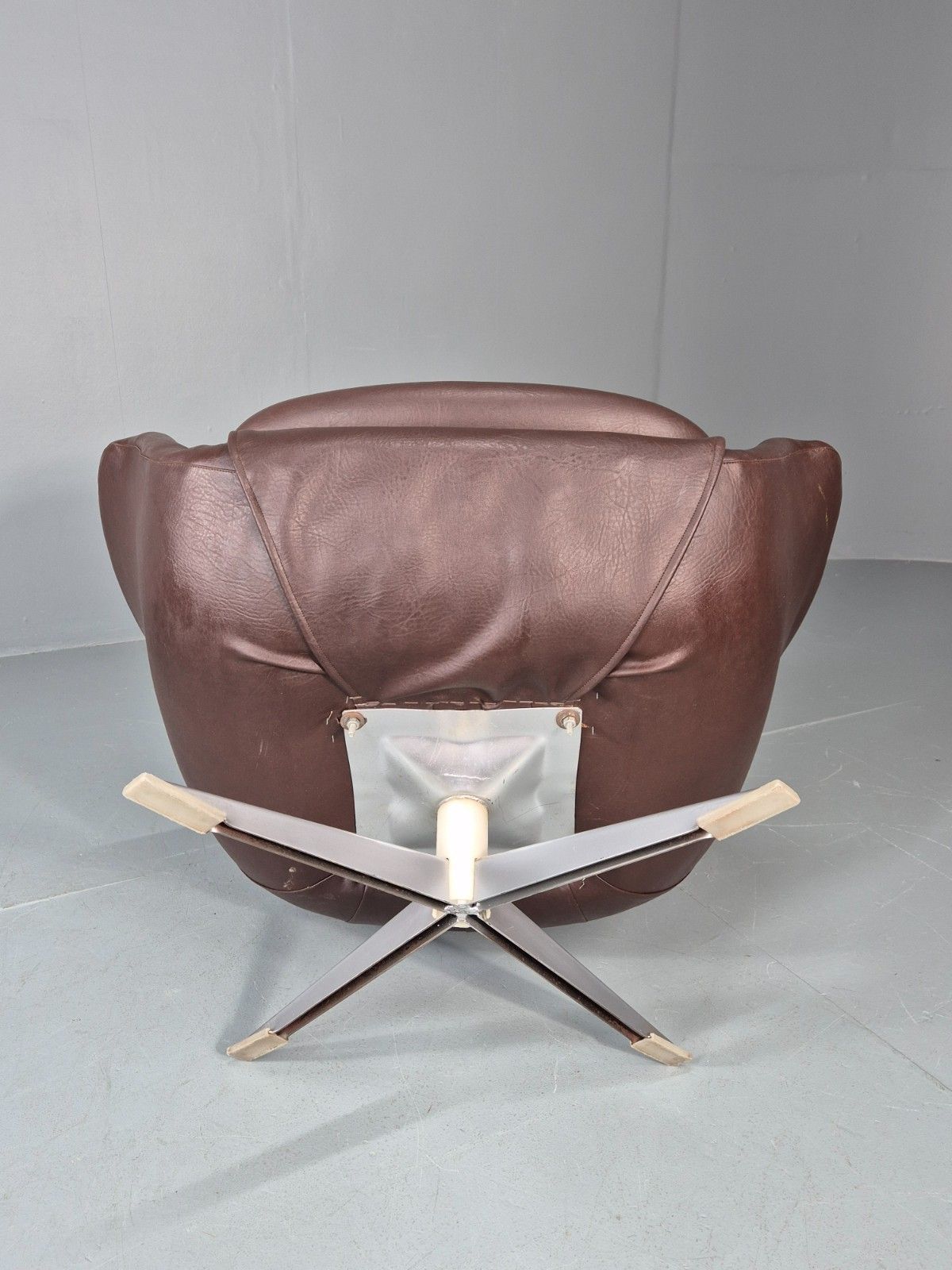 photo vinterior Retro Swivel Bucket Chair 1970s Denmark Brown Vinyl Mid Century Eb11415 Mswi