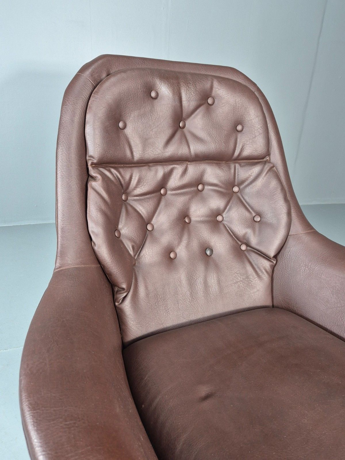 photo vintage Retro Swivel Bucket Chair 1970s Denmark Brown Vinyl Mid Century Eb11415 Mswi