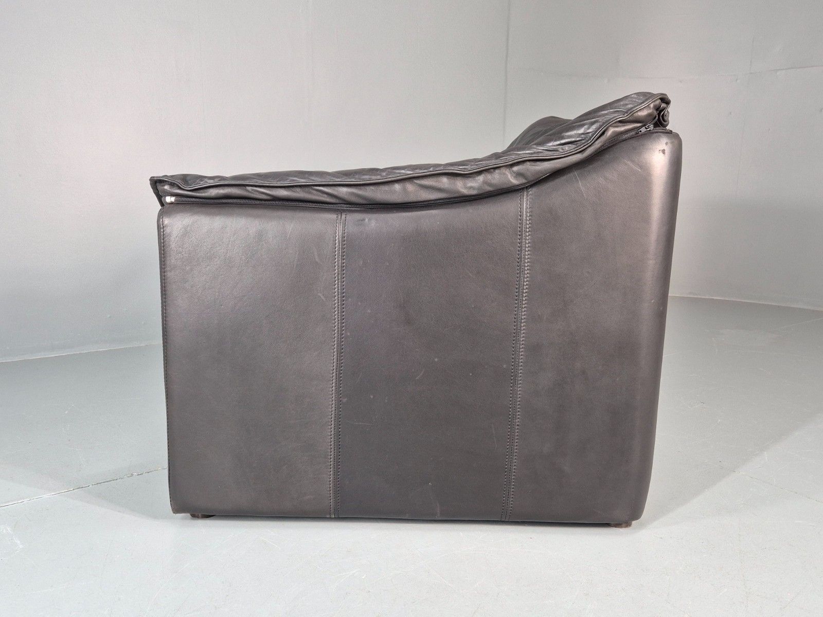 photo vintage Vintage Thams Two Seater Sofa Black Leather 1980s Retro  Eb11254 M2ss