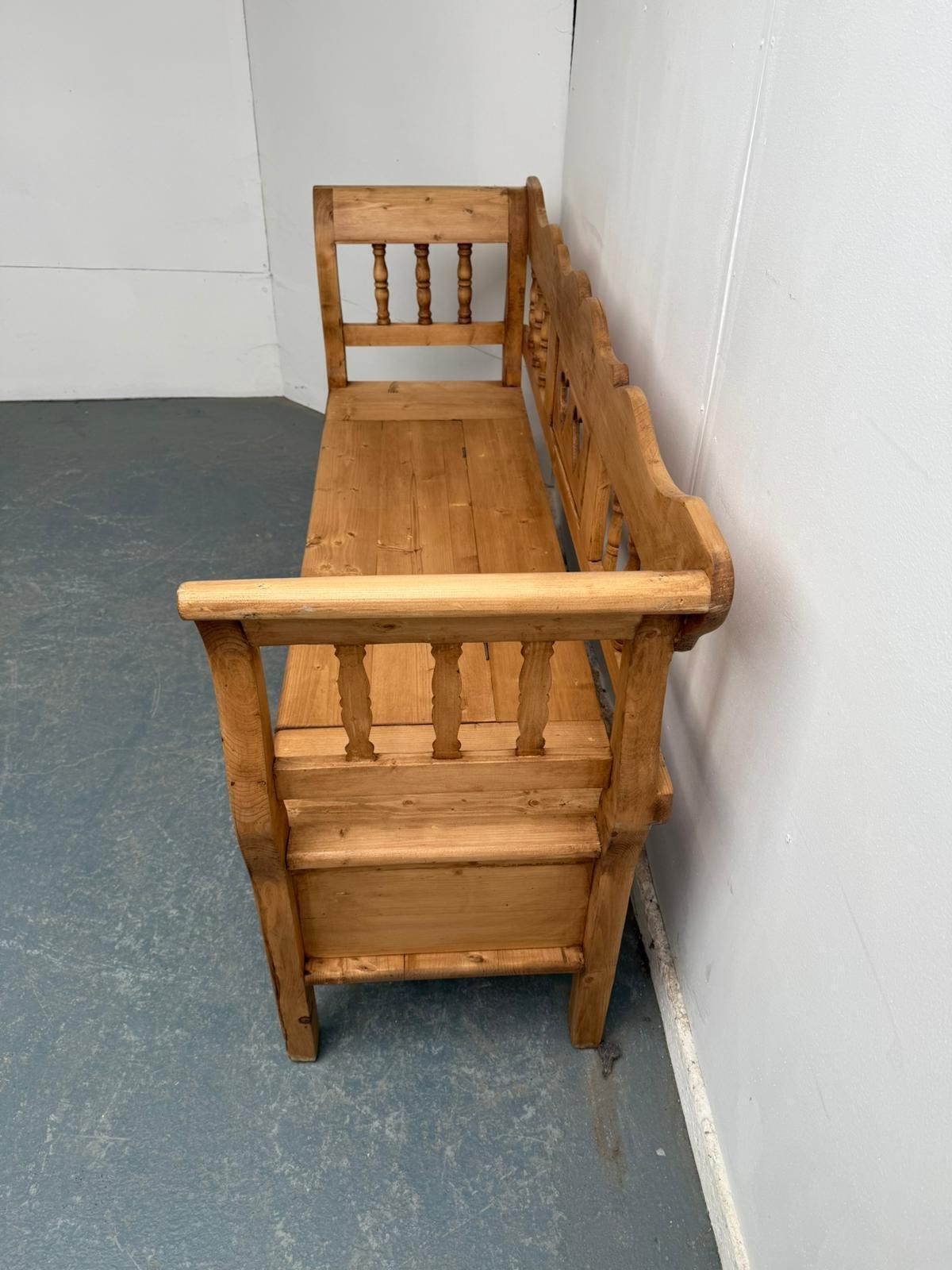 A Superbly Waxed Antique Pine Heart 2/3 Seater Bench photo vinterior