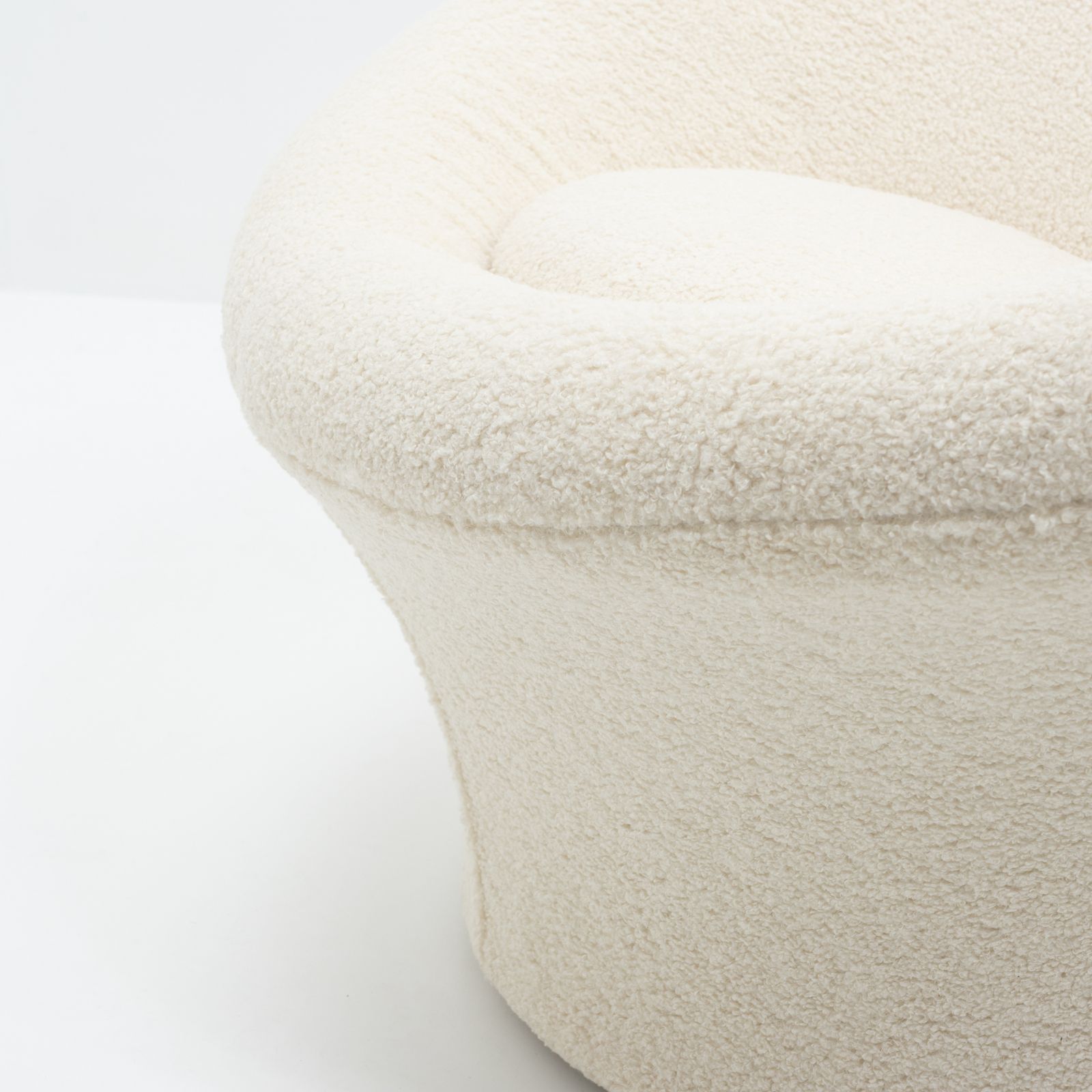 photo furniture Pierre Paulin For Artifort Mushroom Lounge Chair And Ottoman
