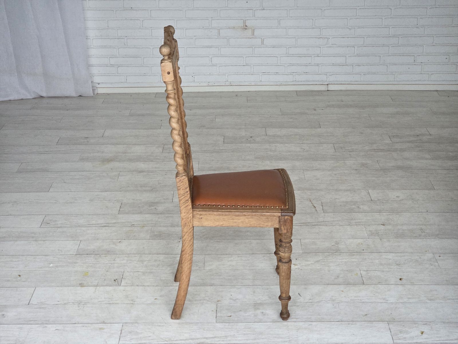 photo for sale Jaren 1930, Set Van 4 Deense Eetkamerstoelen, Gesneden Eikenhout, Meubeleer.