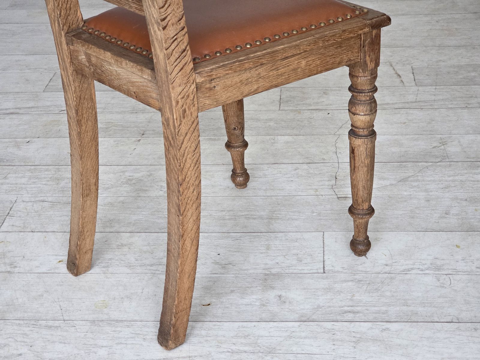photo vintage 1930s, Set Of 4 Danish Dining Chairs, Carved Oak Wood, Furniture Leather.