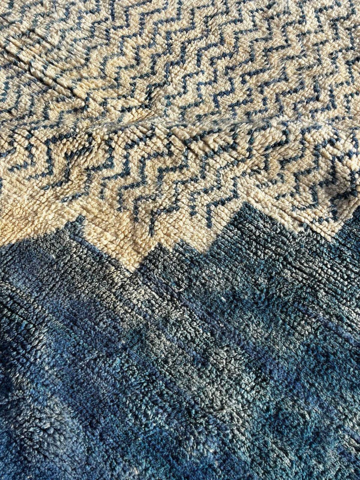 Handgemaakt Marokkaans Mrirt wollen vloerkleed 260x300 cm – Wit en blauw minimalistisch geometrisch dessin – Luxe Berber vloerkleed – Modern boho interieur photo vintage