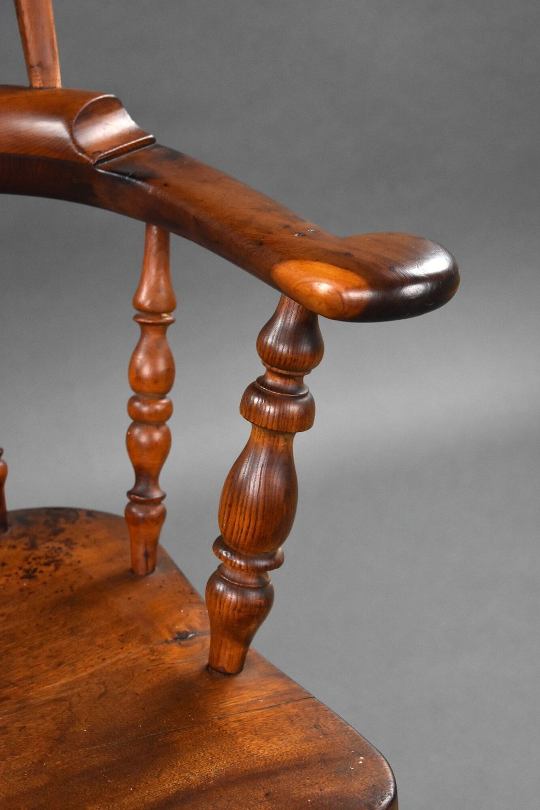 photo vinterior 19th Centyr Yew Wood Broad Arm Windsor Chair
