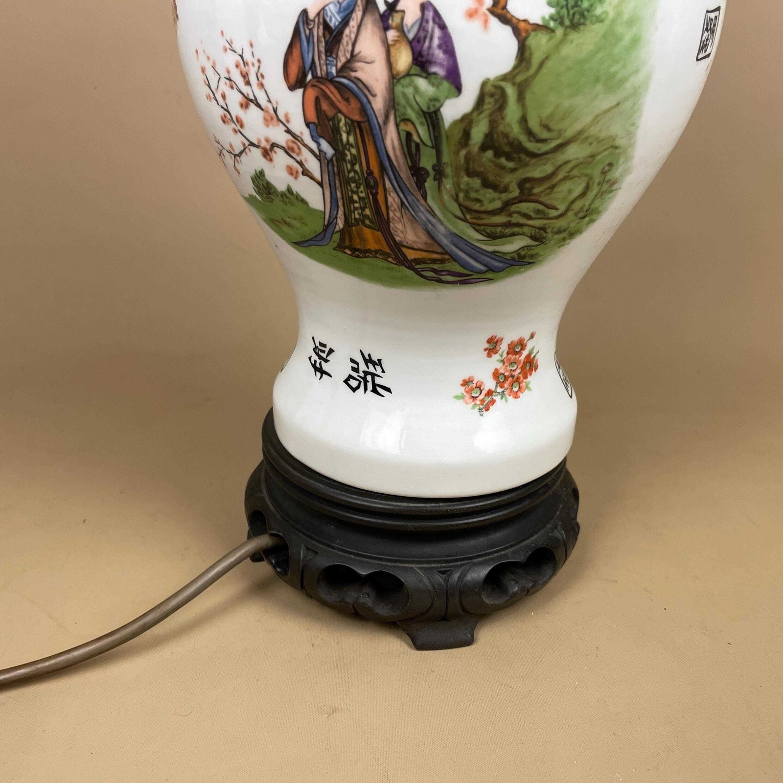 photo furniture Oriental Ceramic Vase Lamp Hand Painted Floral Design Porcelain Table Lamp Chinoiserie Ornate Pattern Wood Base Ginger Jar Gold Metal White