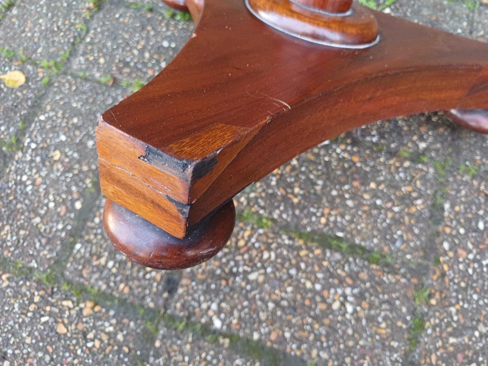 Large Victorian Mahogany Circular Occasional Table Antique Wine Table Beautiful Grain Stunning Turned Column Bun Feet photo Furniture