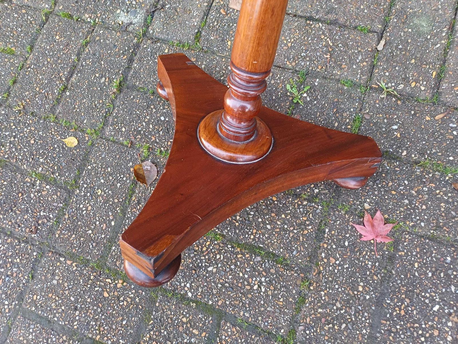 photo furniture Large Victorian Mahogany Circular Occasional Table Antique Wine Table Beautiful Grain Stunning Turned Column Bun Feet