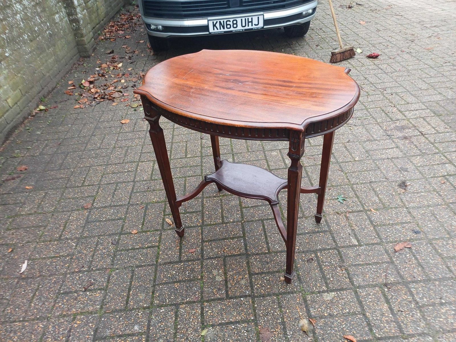 photo vintage Fine Mahogany Side Table Console Elegant Shaped Top Lower Tier Shelf Antique Style Hall Lamp Table Vintage Carved Detail