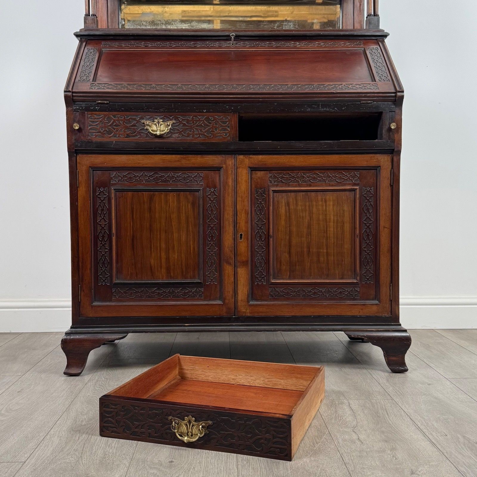 photo vinterior Antique 20th Century Chippendale Style Bureau Bookcase