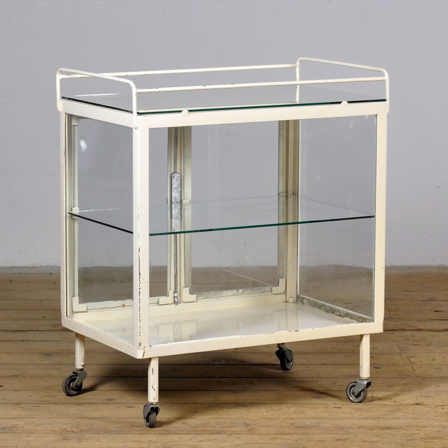 Medical Showcase / Trolley, 1940s photo vinterior
