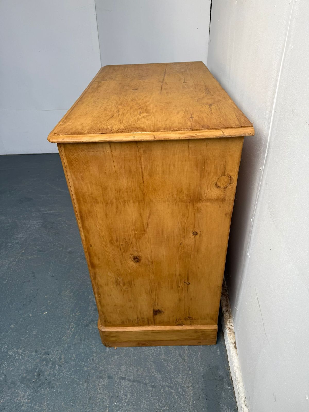 A Superb Pine Rounded Victorian Waxed 5 Drawer Chest Of Drawers photo 695.0