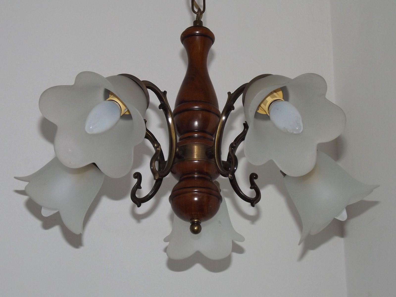 Lustre français mid-century à 5 lumières en métal effet bronze et bois, abat-jour fleurs en verre opaque blanc photo 170.0